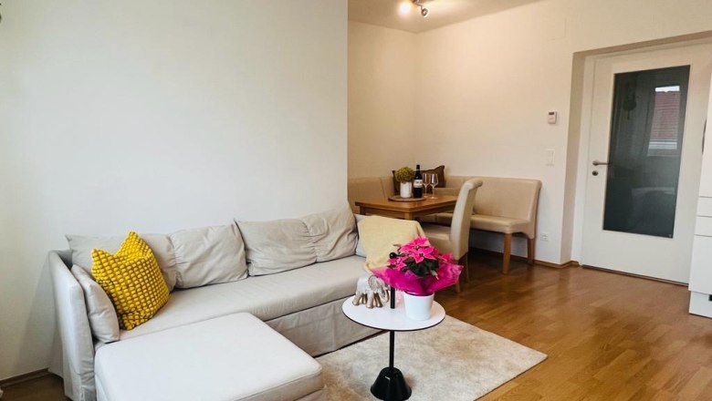 Living and dining area apartment Café Frau Tinz, © Martina Lechner Modern living and dining area with sofa, table and chairs.