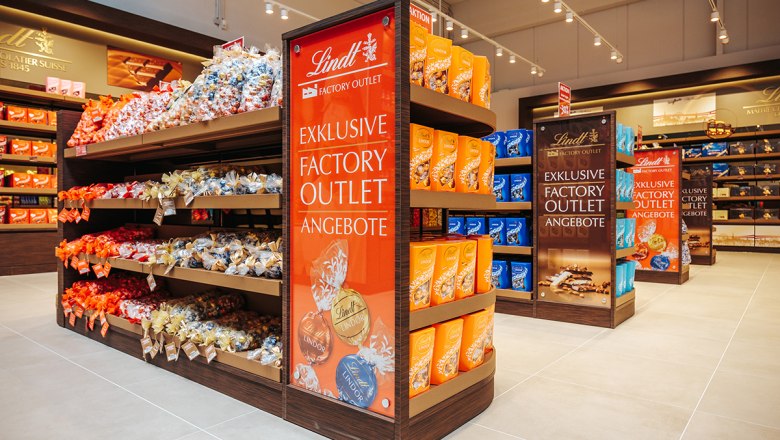 Outlet offers, © Philipp Lipiarski Shelves of Lindt chocolate in an outlet.