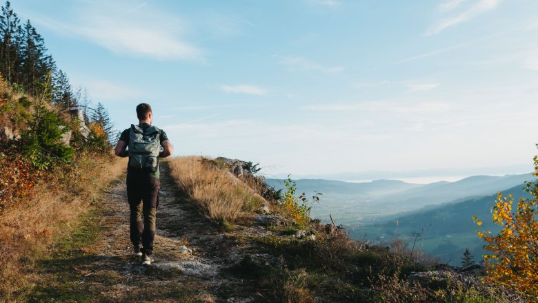 Ysper Gorge, © Line Sulzbacher Man with backpack hiking on a gentle hill