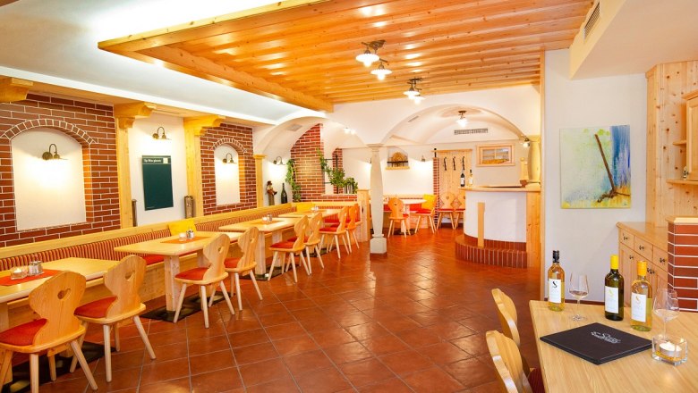Restaurant, © Hotel Stich Cozy restaurant with wooden furniture and brick walls.