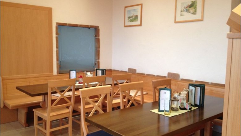 Wine tavern Schauhuber, © Daniela Schauhuber Interior wine tavern wooden tables with armchairs