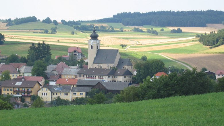 Market town of Kottes-Purk, © Marktgemeinde Kottes-Purk Rural community with church and fields in the background.