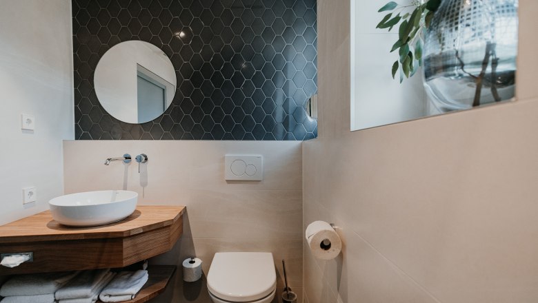 New bathrooms, © Der Löffler - Nicole Seiser Modern bathroom with washbasin, mirror and toilet.