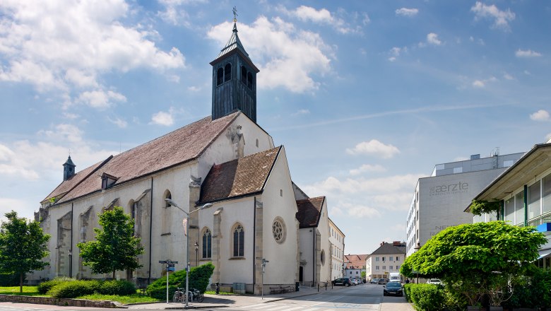 Neukloster Abbey, © Wiener Alpen/Christoph Schubert Neukloster Abbey in an urban setting in sunny weather.