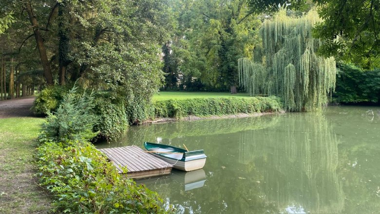 Garden pond, Margarethen am Moos event castle, © Veranstaltungsschloss Margarethen am Moos Garden pond with boat and jetty
