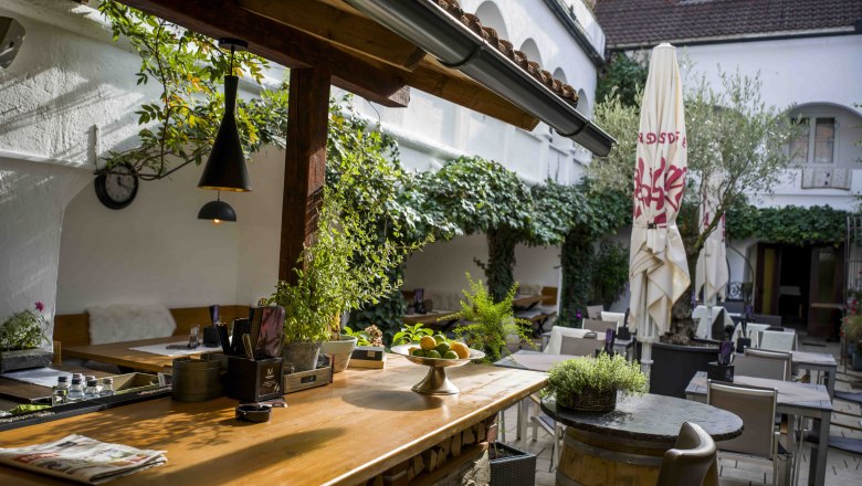 In the arcaded courtyard of the Maximahl, © Robert Herbst In the arcaded courtyard of the Maximahl, © Robert Herbst