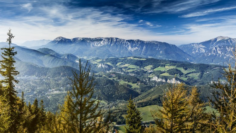 View from the Sonnwendstein, © NÖW, Foto: Michael Lieber Panoramic view from the Sonnwendstein of wooded hills and mountains under a blue sky.