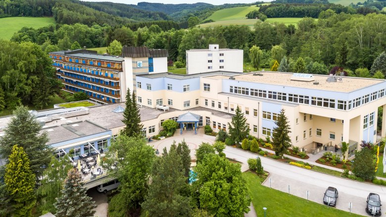 Aerial view, © Gesundheitsresort Königsberg Aerial view of a large building complex in a green landscape.