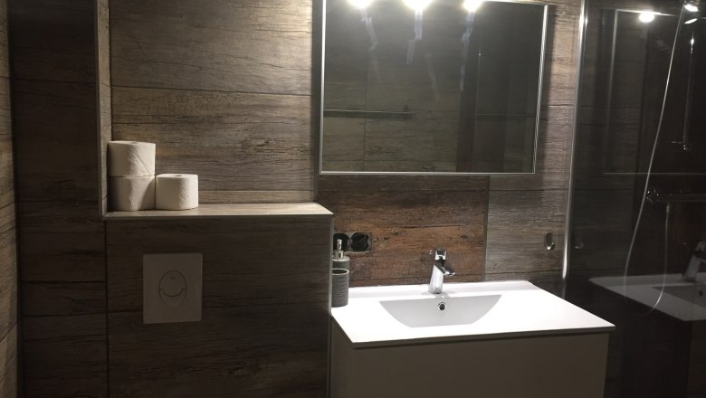 Hippo Campus, bathroom, © Hippo Campus Hippo Campus, bathroom