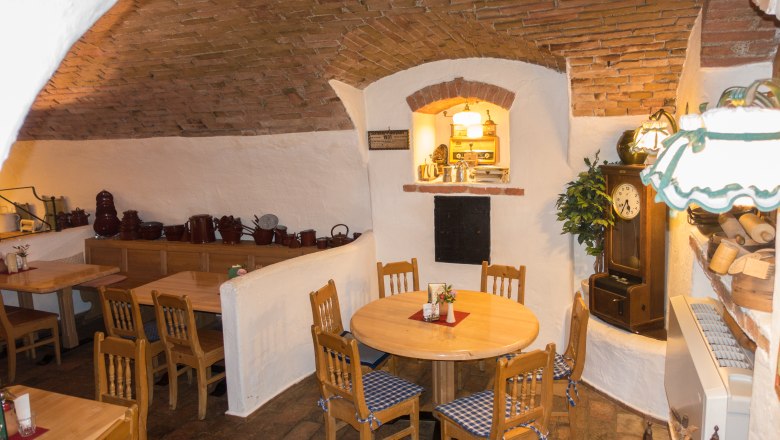 Waldhäusl, © Waldhäusl Cozy dining room with wooden tables and chairs, brick vaults and rustic decoration.