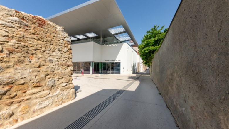Museum St. Peter an der Sperr from Petersgasse, © Wiener Alpen/Christoph Schubert Entrance to the St. Peter an der Sperr Museum with modern architecture and old walls.