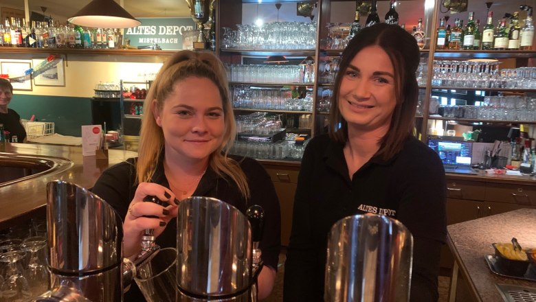 Busy hands, © Altes Depot Mistelbach Two women behind a bar in the Old Depot, Mistelbach.