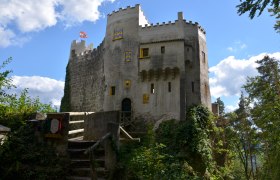 Grimmenstein Castle, © Marktgemeinde Grimmenstein Grimmenstein Castle with bridge, battlements and blue and yellow painted shutters in the countryside.