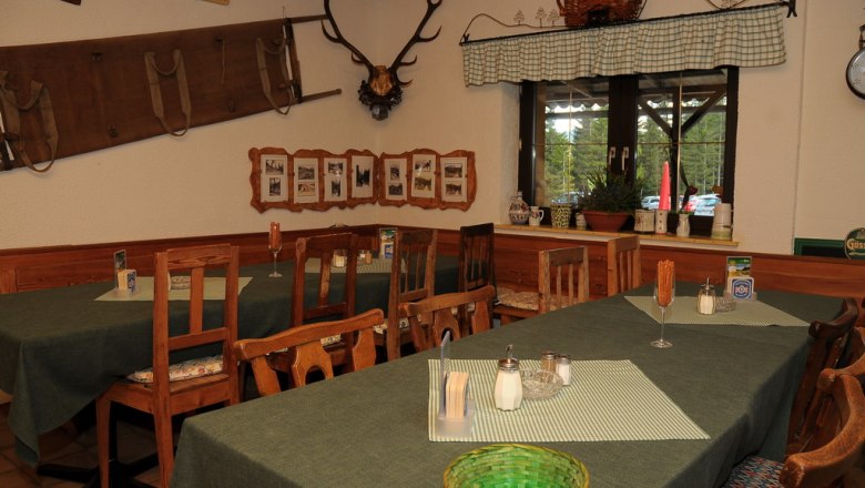 Edelweiss hut Rax, © Edelweisshütte, Foto Andrea Pazman Interior view of a rustic mountain hut with wooden furniture and decorations.