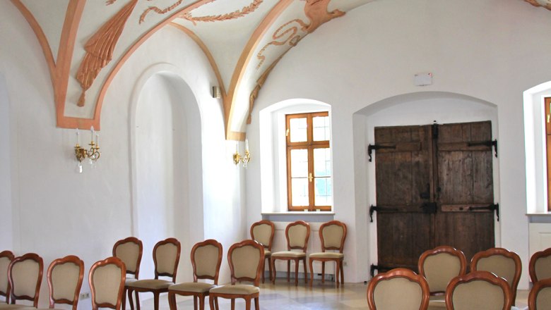 Belvedereschlössl/District Museum Stockerau, © Stadtgemeinde Stockerau Interior view of a historic room with stucco ceiling and elegant chairs in the Belvedereschlössl Stockerau.
