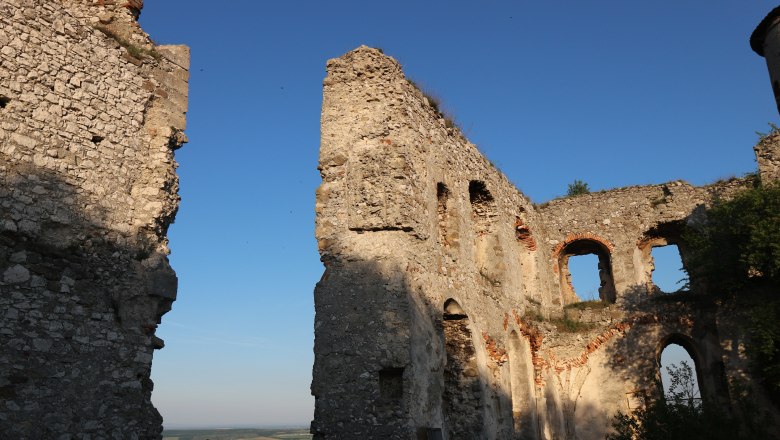 Falkenstein castle ruins, © Weinort Falkenstein Ruins of the Falkenstein castle ruins at sunset with a blue sky.