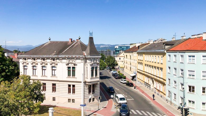 View, © Apartment am Stadtpark City view with historic buildings and street under a clear sky.