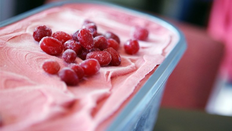 Dirndleis - a regional specialty, © weinfranz.at Pink ice cream with red berries in a metal tub.