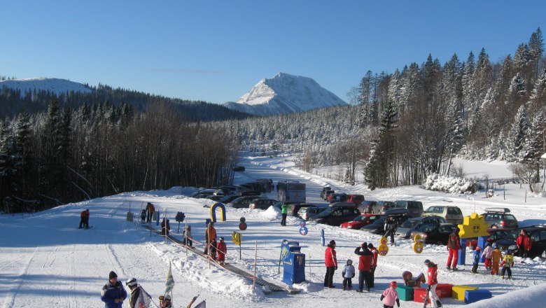 Lifts in Puchenstuben, © Schilifte Puchenstuben GesmbH & Co KG Winter landscape with ski lift and children playing in Puchenstuben.