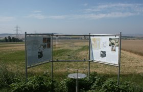 Display boards, © Marktgemeinde Sitzendorf Schmida Information board about the Celts in a rural landscape.