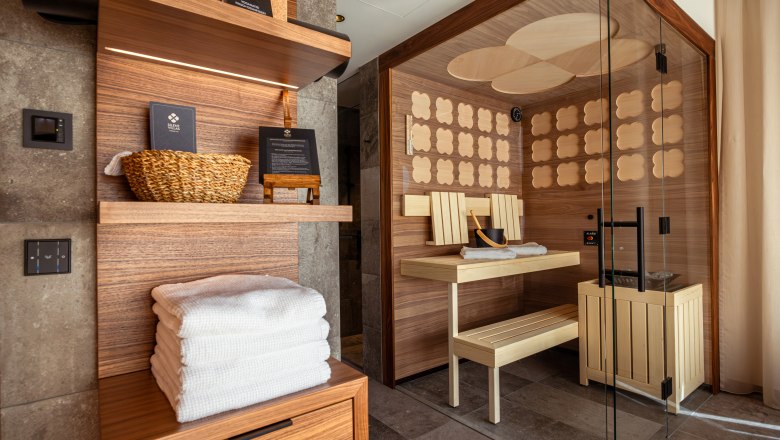 Therme Laa | Hotel | Silent Spa | Villas, © Niederösterreich Werbung / Maximilian Pawlikowsky Interior view of a modern sauna with wood paneling and glass front.
