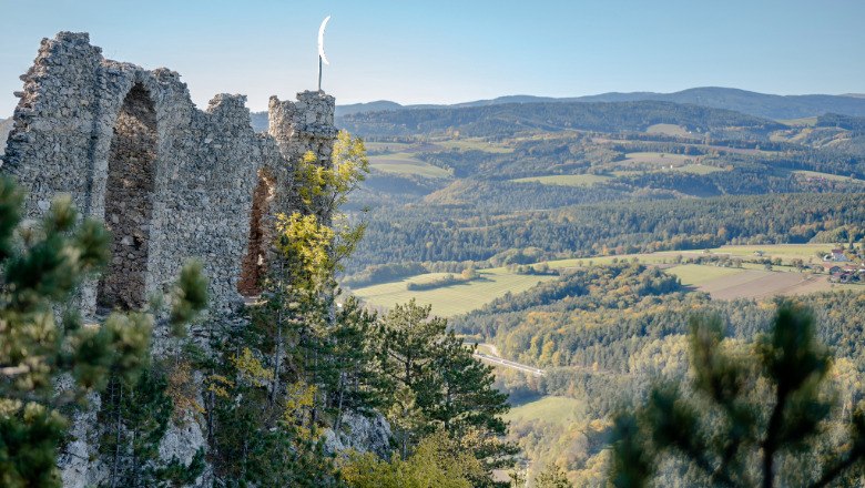 Outlook Turkensturz, © Claudia Schlager Ruin Türkensturz photographed from the side with a view of the hilly landscape and forests.
