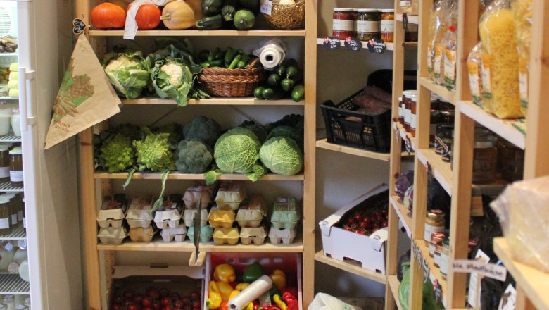 Landhof Laden Kittsee, product shelf, © Landhof Laden Kittsee Landhof Laden Kittsee, product shelf with vegetables, eggs, juices etc.