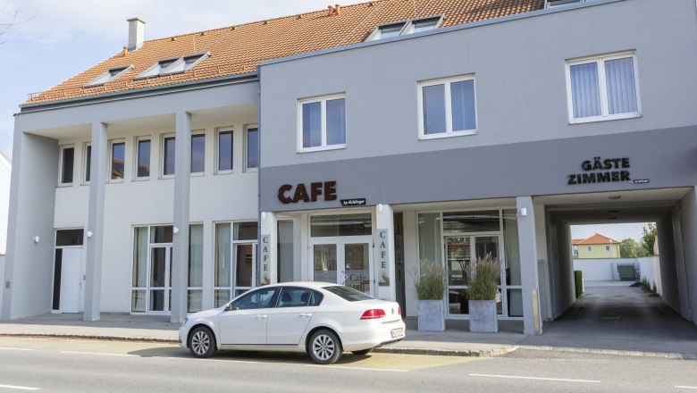 Exterior view, © Ernst Jöchlinger Exterior view of a gray building with a café and guest rooms.