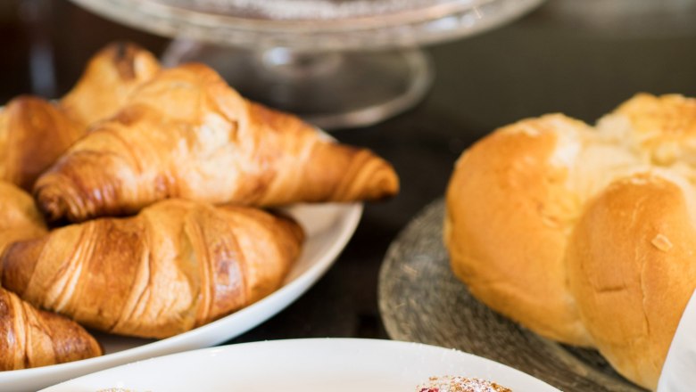 TDR breakfast, © Hotel Nibelungenhof an der Donau A richly laid breakfast table with pastries and Danish pastries