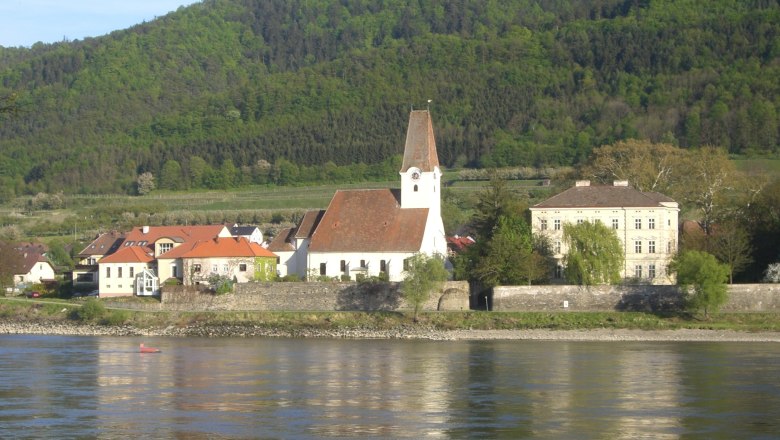 Hofarnsdorf parish church, © Robert Schütz Hofarnsdorf parish church with surrounding buildings and wooded hill in the background, taken from the Danube.