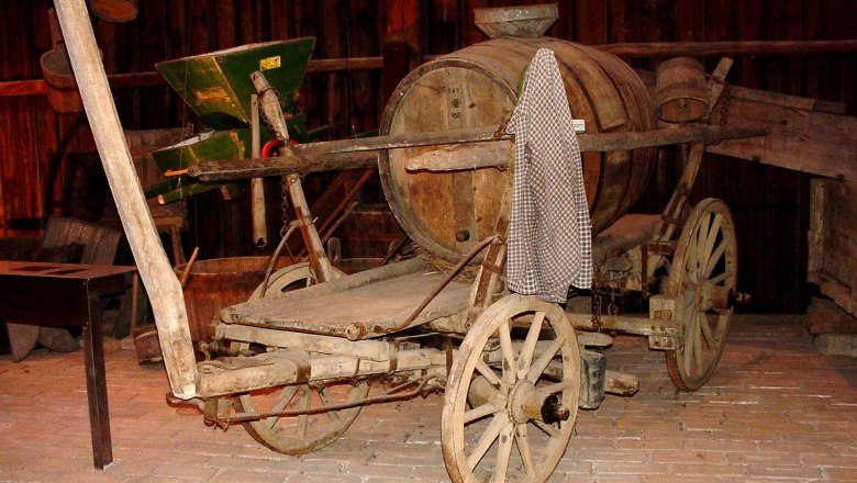 Fassbindermuseum Straß, © Fassbindermuseum Straß Old wooden carriage with barrel in a museum.