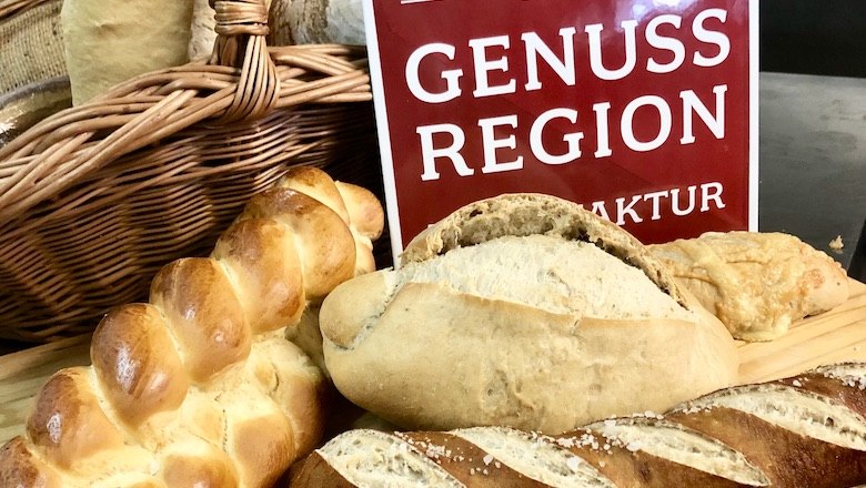 Homemade pastries, © Brentrup Different types of bread in front of a sign with the inscription 'Genuss Region'.