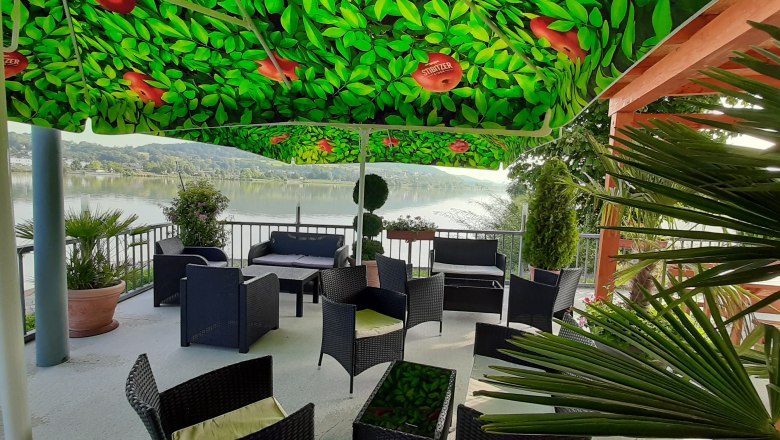 Lounge with palm trees, © Goran Hasic Lounge with palm trees, © Goran Hasic