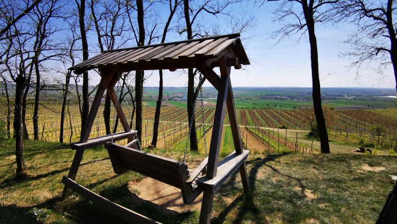 Soul swing on the Hutberg, © Weinstraße Weinviertel Wooden swing with a view of the vineyards and countryside on the Hutberg.