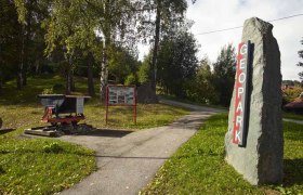 Aspang theme trail and geopark, © Wiener Alpen, Foto: Bene Croy Entrance to the Aspang Geopark with signpost and information board.