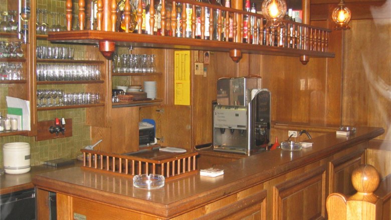 Griessler Inn, © zur Verfügung gestellt: Gasthaus Griessler Interior view of a traditional bar with wooden furnishings and glasses.