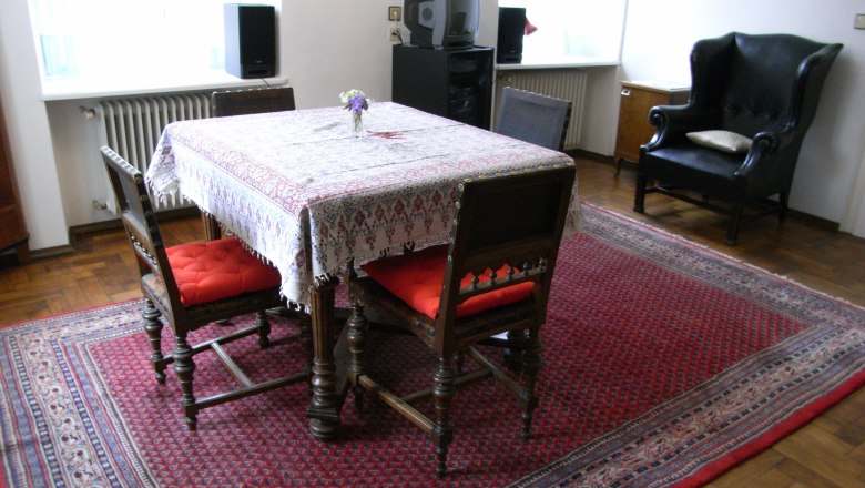 Living room, © stein Living room with table, chairs and carpet.
