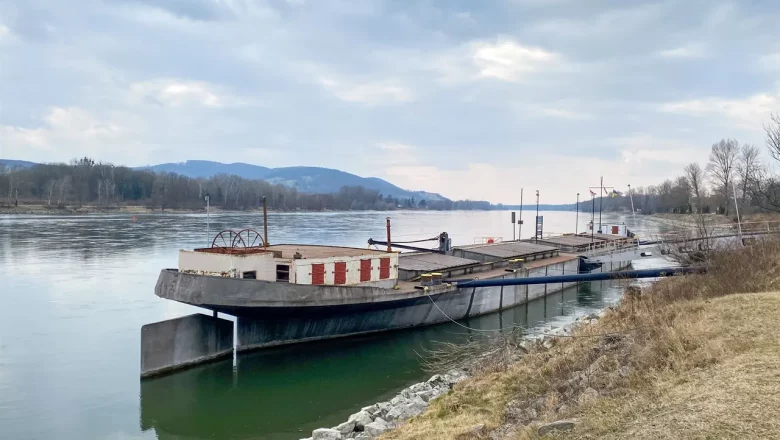 DONAU landing stage, Korneuburg harbor, © SEFKO An old ship is anchored on the Danube near Korneuburg.