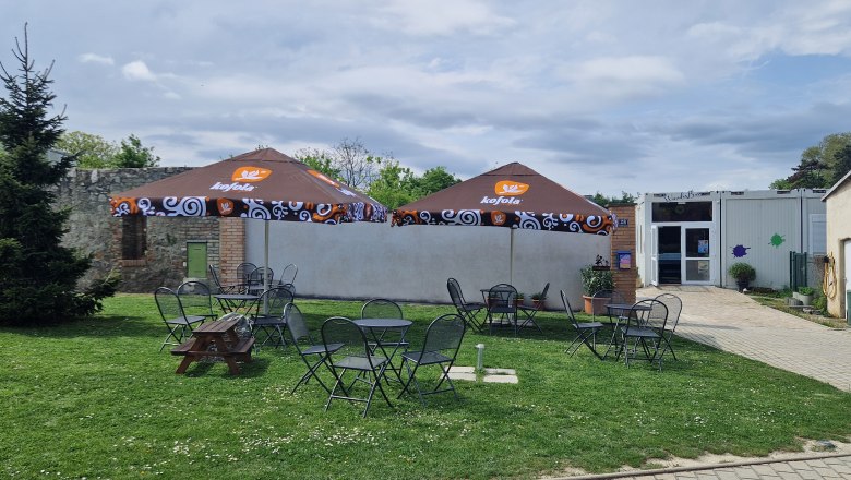 WunderBar Wolfsthal Garden, © WunderBar WunderBar Wolfsthal garden with tables and armchairs