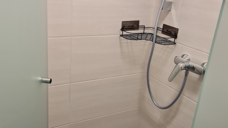 TDR-GasthofKirchenwirth shower, © Josef Burger Modern shower with glass wall and shower head.