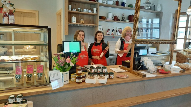 Bauernspeis Unger, Wagram/Danube, © Donau Niederösterreich, Neubauer Three women in a store with a counter and products.