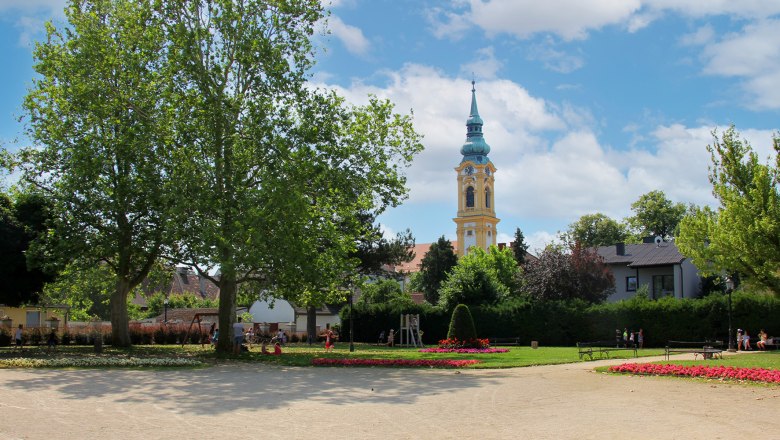 Belvedereschlössl/District Museum Stockerau, © Stadtgemeinde Stockerau A park with flowerbeds, trees and a church tower in the background.
