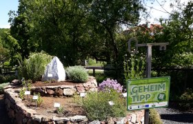 Herb spiral, © Stadtgemeinde Maissau Herb spiral made of stones with plants and a sign with the inscription 'Insider tip'.
