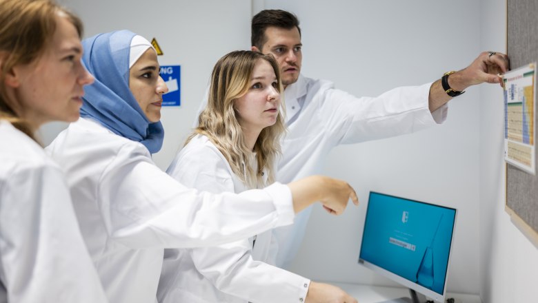 TDR-EscapeRoomHdD, © Land Niederösterreich Klaus Ranger 3 people in white coats explore the House of Digitization