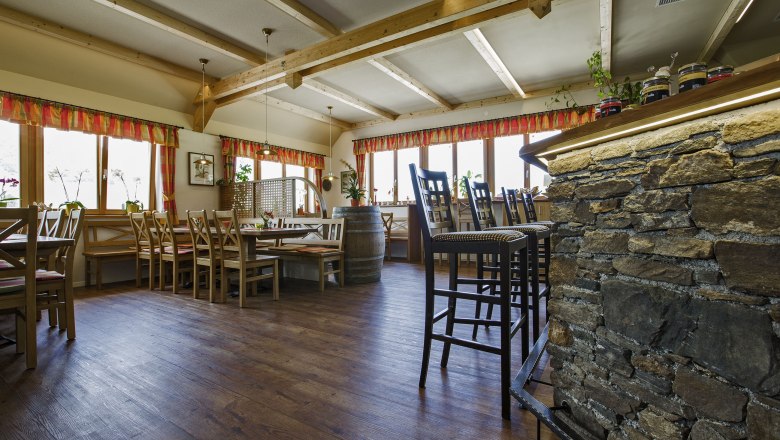 Interior view of Heurigenlokal Kendl, © Monika Loeff Wine tavern from the inside with benches and chairs