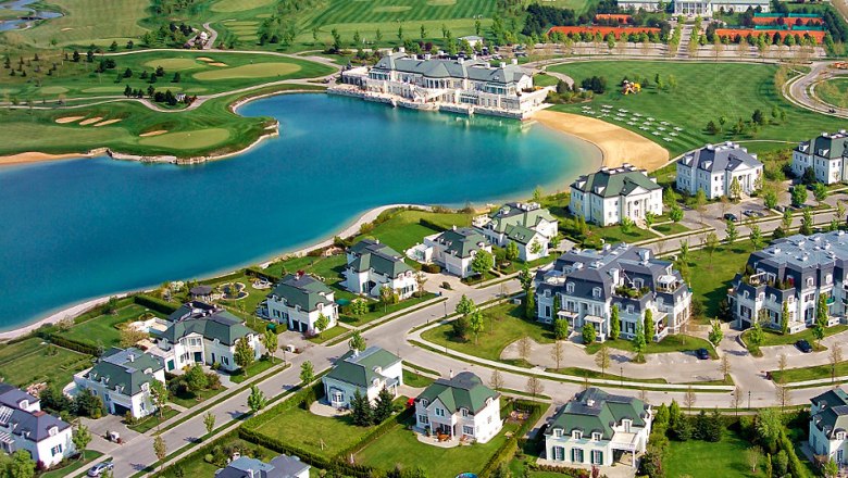 Oberwaltersdorf, © 2009 Fontana Sportveranstaltungs GmbH Aerial view of Oberwaltersdorf with a lake, surrounded by villas and a golf course.