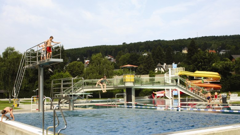 Wienerwaldbad Purkersdorf 2, © WIPUR GmbH The Wienerwaldbad in Purkersdorf with swimming pool, diving tower and slides.