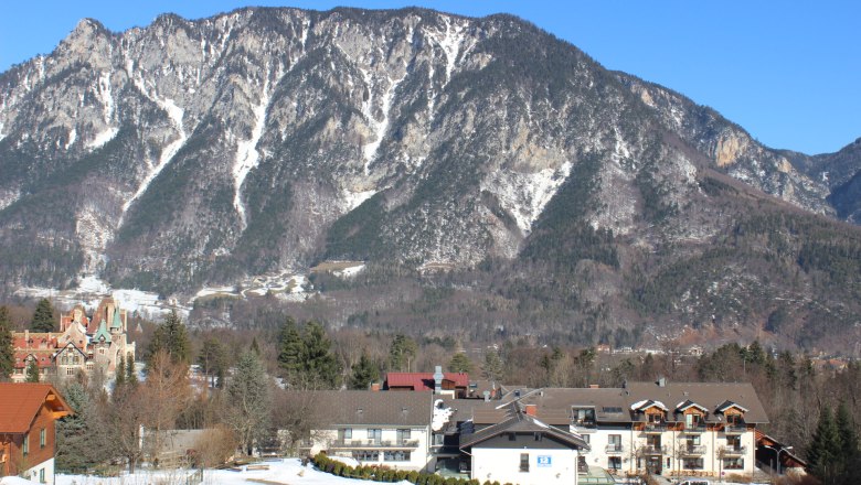 Exterior view, © Flackl-Wirt Mountain landscape with buildings in the foreground and snow-covered mountains in the background.