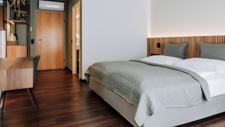 Comfort HEINhotel vienna airport, © HEINhotel vienna airport Modern hotel room with double bed, wooden floor and desk.