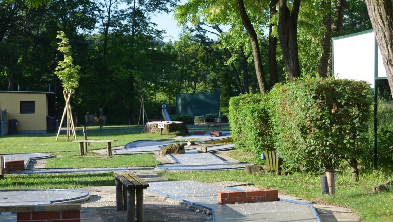 Wachau Golf Club, © Bahnengolfclub Krems Minigolf course with courses and trees in the background.